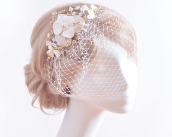 Voile cage à oiseaux avec couvre-chef floral décoratif, accessoire de cheveux de mariage, postiche de mariée avec résille, décoration de cheveux florale,