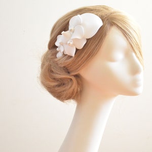 Weißer Mini Blumen Fascinator Haarclip, Mini Hut, Hochzeit Braut Haarschmuck, Brautjungfer Geschenkidee Bild 3