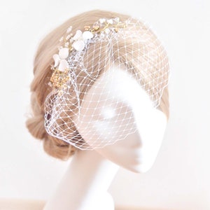 Diadema de velo de jaula floral: tocado nupcial con flores