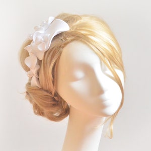 Weißer großer Fascinator, Einfache Hutalternative für eine Braut, Einzigartige Hochzeit Haarschmuck, Mini Hut, Hochzeit Fascinator Bild 1