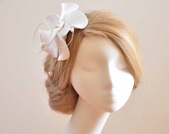 Unique and simple fascinator decorated with pearls, White hat alternative, Modern wedding hair decoration