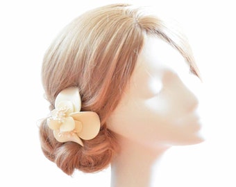 Mini fascinator with stamens, Ivory hair flower, Bridal hair clip, Bridal accessory, Wedding hair clip, Veil alternative