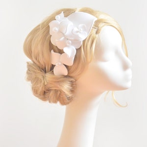 Weißer großer Fascinator, Einfache Hutalternative für eine Braut, Einzigartige Hochzeit Haarschmuck, Mini Hut, Hochzeit Fascinator Bild 2