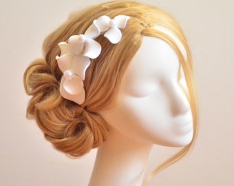 Bibi unique, coiffe simple pour une mariée, postiche floral, alternative au chapeau, barrette à cheveux pour demoiselles d'honneur, peigne à cheveux avec fleurs simples,