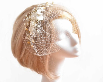 Mini birdcage veil clip decorated with flowers and beads, White bridal accesory, Wedding hair decoration,  Bridal veil