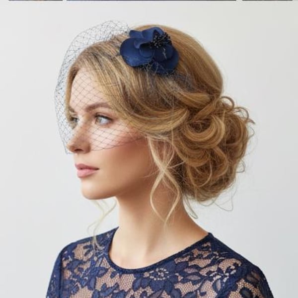 Minimalistischer Schleier Blumen Fascinator Marine Blau: Braut Haar Blume, Hochzeitsgast Dekoration