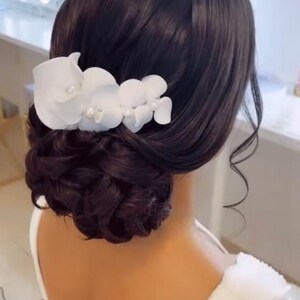 Weißer Mini Blumen Fascinator Haarclip, Mini Hut, Hochzeit Braut Haarschmuck, Brautjungfer Geschenkidee Bild 2