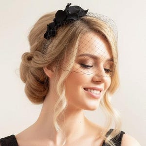 Schwarzer Schleier Birdcage mit Blumen: Ghotischer Fascinator Haarreif, Trauerschmuck fürs Haar