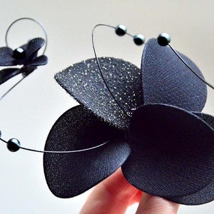 Schwarzer Mini Fascinator mit Orchideen Blüten mit Perlen verziert, Halloween Haarclip, Brautjungfer Haarschmuck, Bild 1