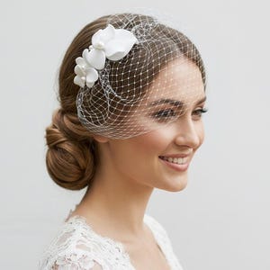 Braut Mini Birdcage Schleier mit Minimalist Floral Fascinator - Elegantes handgemachtes Headpiece, Vintage oder Boho Hochzeit Haarschmuck