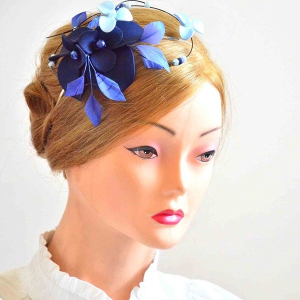 Bandeau fascinateur bleu marine et bleu pâle, Décoration de cheveux de mariage avec fleurs et plumes, Bandeau moderne