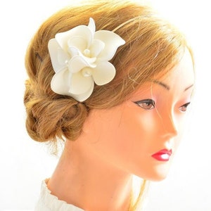 Elfenbein mini Blumen Fascinator mit Perlen, Braut Stirnband mit Blumen, Hochzeit Haarschmuck, Brautjungfer Geschenkidee Bild 1