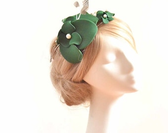 Simple dark green large fascinator with feathers, Hat alternative, Wedding hair decoration, Modern hair piece, Wedding floral headband