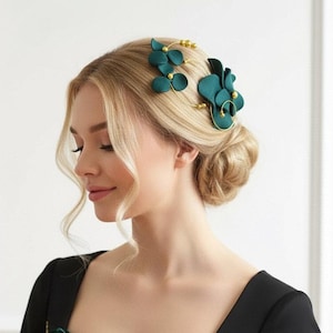 ダークグリーンの花柄ヘアピース、ゴールドビーズのウェディングヘッドピース、ボヘミアン風ブライダルヘアアクセサリー、ハンドメイド、アリゲータークリップ、カスタムカラー対応