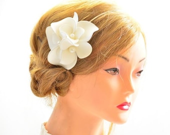 Ivory mini floral fascinator with pearls, Bridal headband with flowers, Wedding hair decoration, Bridesmaids gift idea
