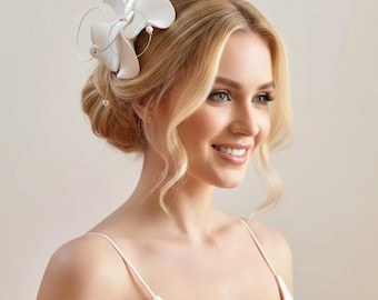 Grote witte bloemenhoofdtooi – Handgemaakte bruidsfascinator met grote bloemen, op maat te maken als haarband of clip, bruidshaaraccessoire