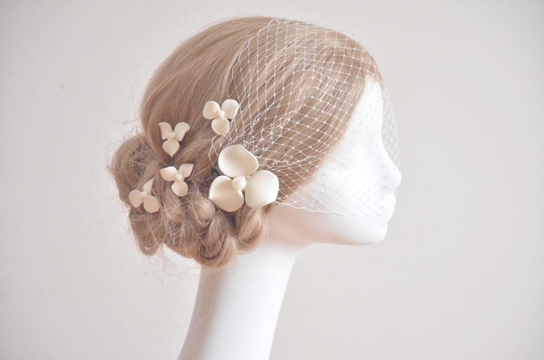 Ivory  birdcage veil  Bridal veil flower pin Flowers with veil Bridal headpiece Head piece  White fascinator Flower headpiece 