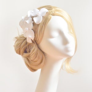 Weißer großer Fascinator, Einfache Hutalternative für eine Braut, Einzigartige Hochzeit Haarschmuck, Mini Hut, Hochzeit Fascinator Bild 6