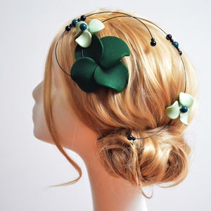 Unique fascinator in dark and light green color, Modern hair decoration, Wedding hair clip, Green fascinator image 2