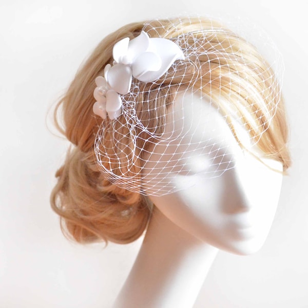 Zierlicher Birdcage Schleier mit einfachem geblümten Kopfschmuck, Einfacher Birdcage Schleier, Blumen mit Schleier, Braut Haarspange, Hochzeit Haarschmuck