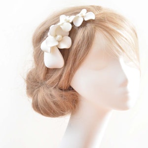 Bibi ivoire, coiffe simple pour une mariée, coiffe florale, alternative au chapeau, barrette à cheveux pour demoiselles d'honneur, peigne à cheveux avec fleurs simples, image 4