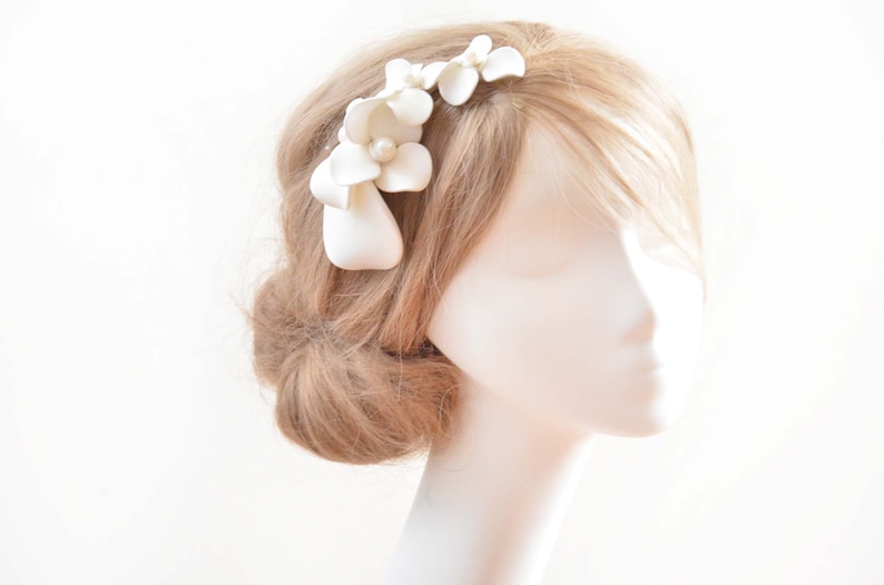 Bibi ivoire, coiffe simple pour une mariée, coiffe florale, alternative au chapeau, barrette à cheveux pour demoiselles d'honneur, peigne à cheveux avec fleurs simples, image 4