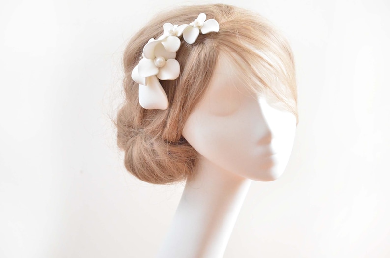 Bibi ivoire, coiffe simple pour une mariée, coiffe florale, alternative au chapeau, barrette à cheveux pour demoiselles d'honneur, peigne à cheveux avec fleurs simples, image 1