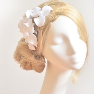 Weißer großer Fascinator, Einfache Hutalternative für eine Braut, Einzigartige Hochzeit Haarschmuck, Mini Hut, Hochzeit Fascinator Bild 5