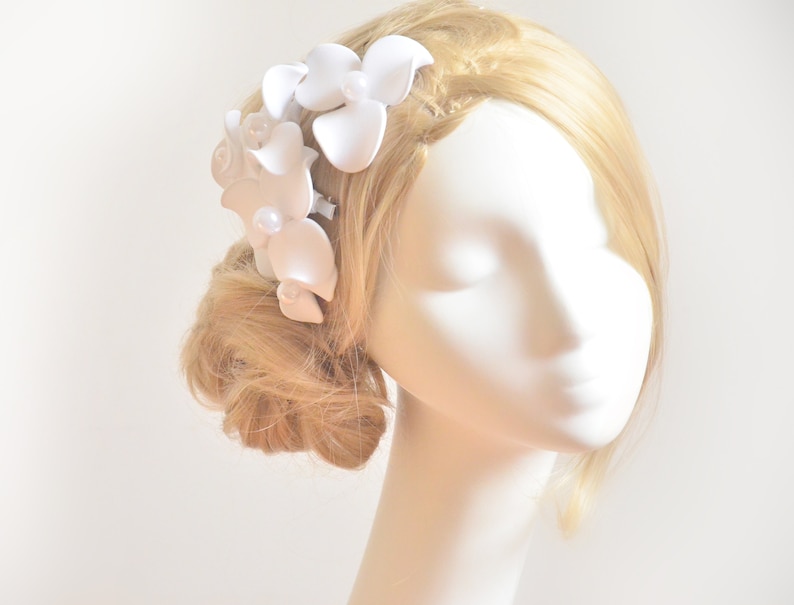 Weißer großer Fascinator, Einfache Hutalternative für eine Braut, Einzigartige Hochzeit Haarschmuck, Mini Hut, Hochzeit Fascinator Bild 5