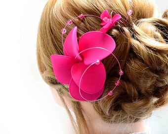 Mini fascinador fucsia colocado en un clip de cocodrilo decorado con perlas, clip de pelo de boda, accesorio de niña de flores, regalo de damas de honor