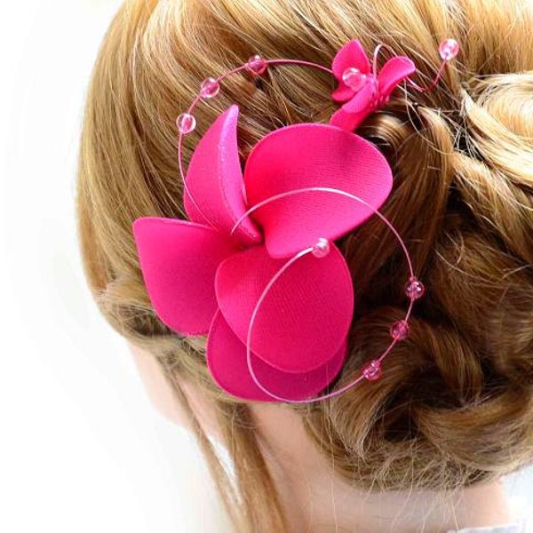 Mini fascinateur fuchsia posé sur une pince crocodile ornée de perles, barrette à cheveux de mariage, accessoire de fille de fleur, cadeau de demoiselles d'honneur