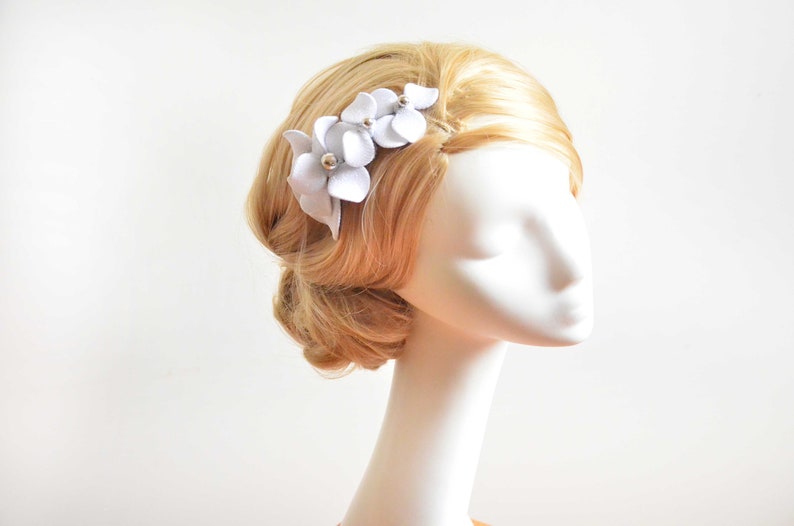 Bibi ivoire, coiffe simple pour une mariée, coiffe florale, alternative au chapeau, barrette à cheveux pour demoiselles d'honneur, peigne à cheveux avec fleurs simples, image 8