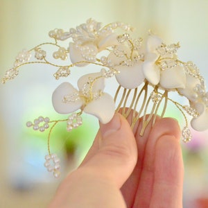 First Communion hair comb, Bridal floral decorative hair comb, Delicate ivory flower headpiece, Wedding hair accessory, Decorative hair clip