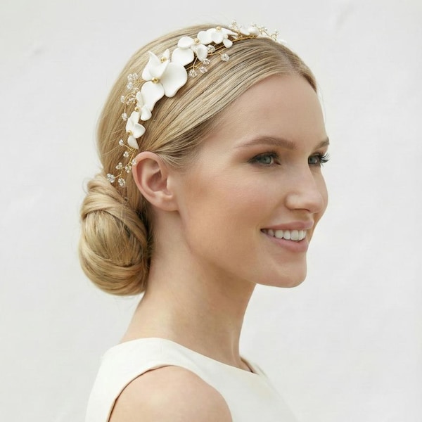 White Flower and Pearl Headband – Handmade Hair Accessory for Wedding or Special Occasions