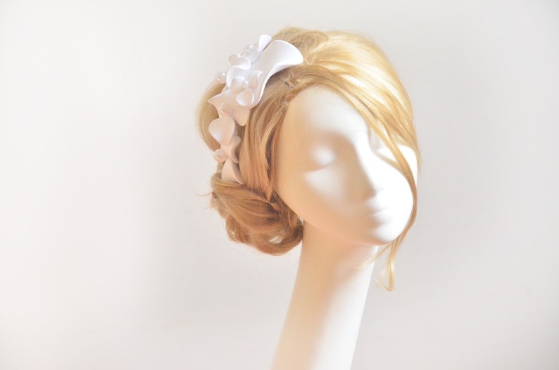 Weißer großer Fascinator, Einfache Hutalternative für eine Braut, Einzigartige Hochzeit Haarschmuck, Mini Hut, Hochzeit Fascinator Bild 1