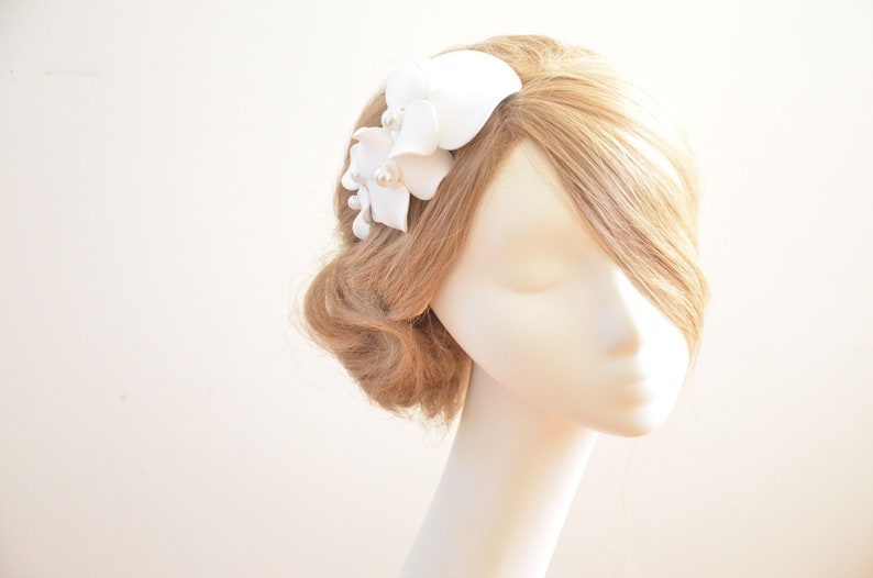 Weißer Mini Blumen Fascinator Haarclip, Mini Hut, Hochzeit Braut Haarschmuck, Brautjungfer Geschenkidee Bild 1