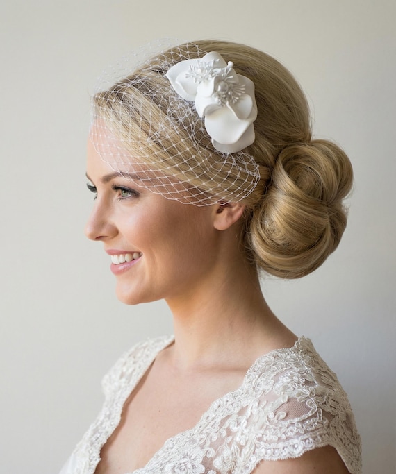 Mini Bridal Fascinator With Petite Veil – Floral Wedding  display picture 3