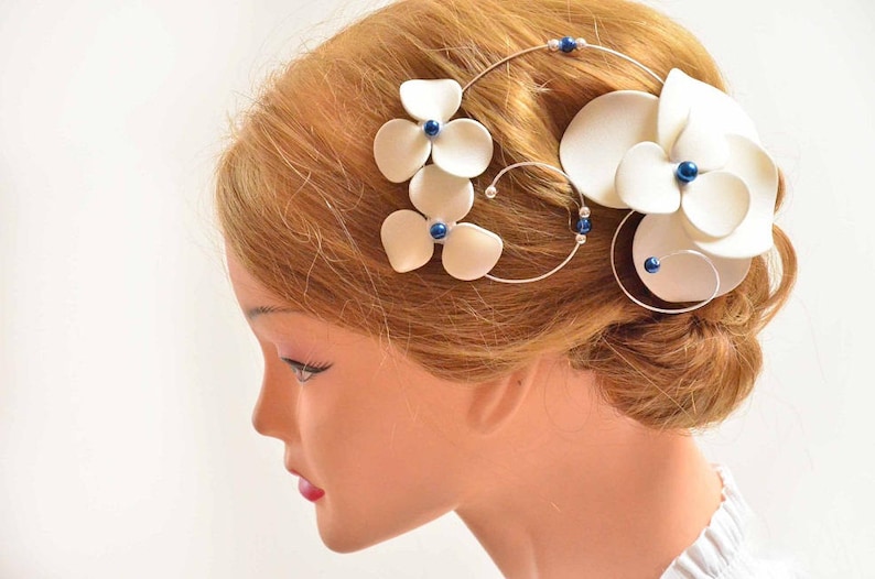 Modern and unique fascinator in ivory, Simple hair decoration, Bridesmaids accessories, Wedding hair clip, Bridal fascinator with flowers image 3