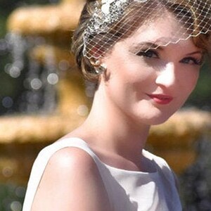 Bandeau floral délicat en voile de cage à oiseaux, casque de mariée avec fleurs, décoration de cheveux fleurie avec filet, cadeaux de demoiselle d'honneur white/siver&white