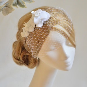 Mini Birdcage Veil with Flowers – Simple Bridal Hairpiece, Floral Wedding Fascinator, Elegant Veil for Bride