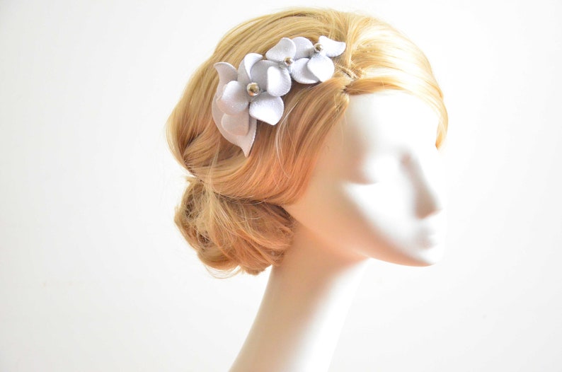 Bibi ivoire, coiffe simple pour une mariée, coiffe florale, alternative au chapeau, barrette à cheveux pour demoiselles d'honneur, peigne à cheveux avec fleurs simples, image 7