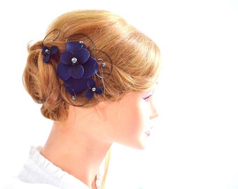 Mini clip fascinador azul marino decorado con perlas y remolinos de alambre, decoración para el cabello única y moderna, accesorio para el cabello de boda