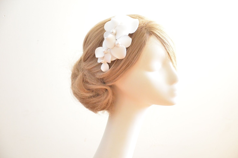 Witte mini bloemen fascinator clip, Mini hoed, Bruiloft bruidshaar decoratie, Bruidsmeisjes cadeau idee afbeelding 4