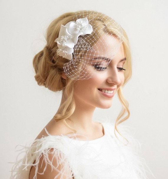 Romantic Bridal Veil With Flowers and Pearls – Lightweight  display picture 3