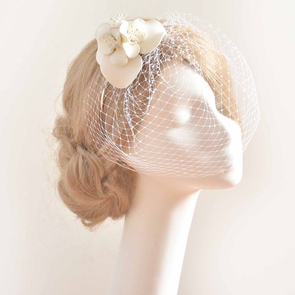 Fascinateur floral ivoire avec voile de cage à oiseaux en taille mini, accessoire de cheveux de mariée, mini chapeau de mariage, décoration de cheveux de mariée