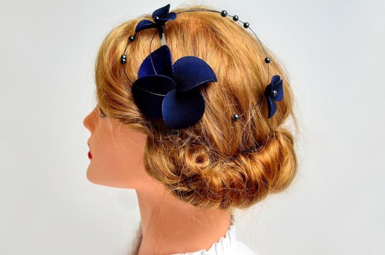 Einfacher und marineblauer Mini Fascinator, Einzigartiger Haarschmuck, Hochzeit Haarschmuck Bild 1