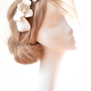 Bibi ivoire, coiffe simple pour une mariée, coiffe florale, alternative au chapeau, barrette à cheveux pour demoiselles d'honneur, peigne à cheveux avec fleurs simples, image 3