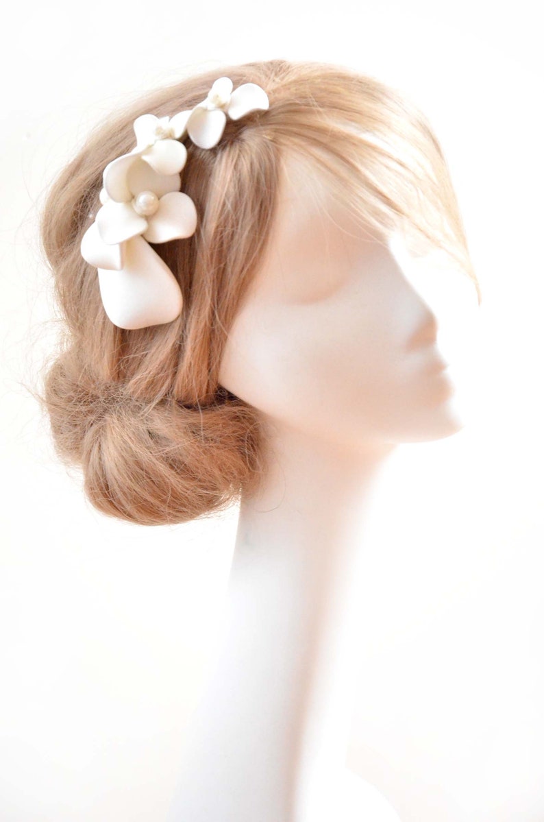 Bibi ivoire, coiffe simple pour une mariée, coiffe florale, alternative au chapeau, barrette à cheveux pour demoiselles d'honneur, peigne à cheveux avec fleurs simples, image 3