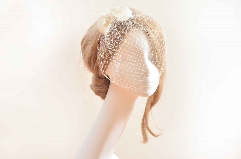 Mini simple white or ivory fascinator with birdcage veil, Unique bridal birdcage veil, Headpiece with netting, Wedding hair decoration mini/ivory