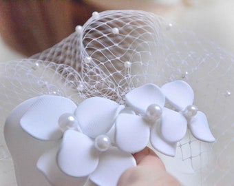 White simple and unique fascinator with veil decorated with pearls, Flowers for bride with netting, Wedding hair decoration